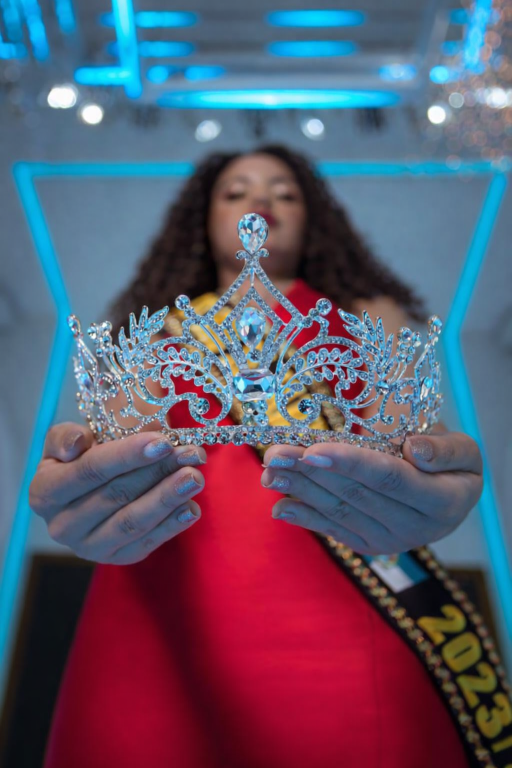 Jess Areias segurando coroa